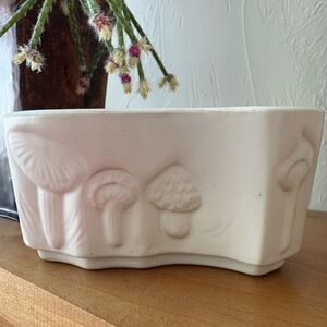 Beautiful Unique Vintage Mushroom Cream Planter Flower Pot Hull Good Clean Condi
